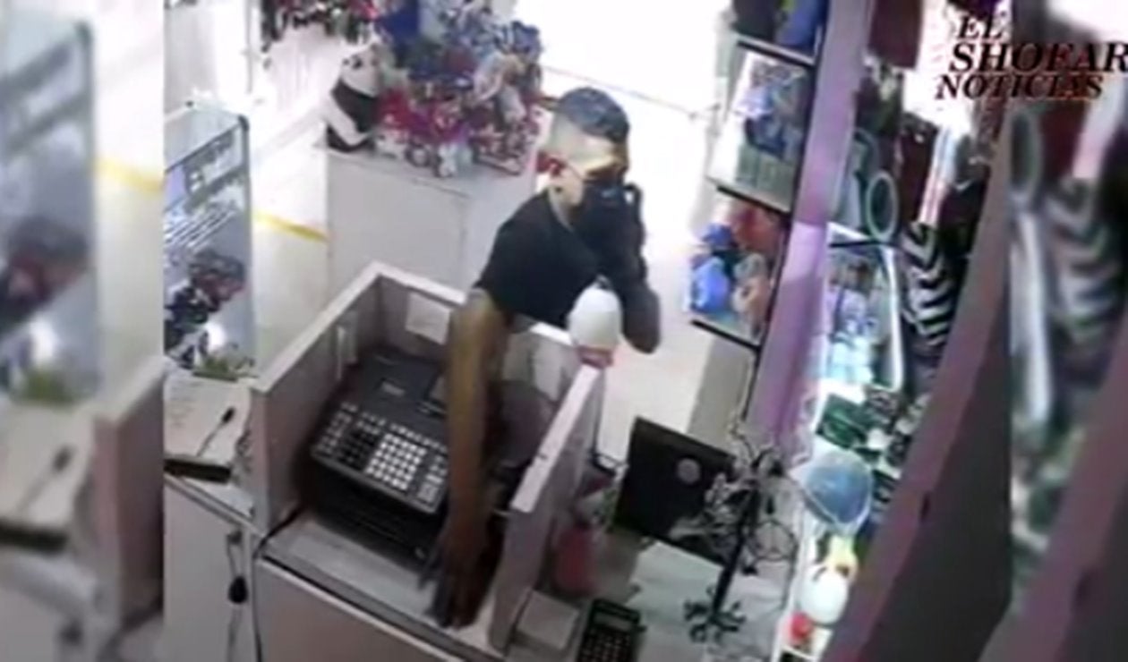 ¡Qué liso! Aprovechó un descuido y se robó el celular de un local comercial en El Espinal