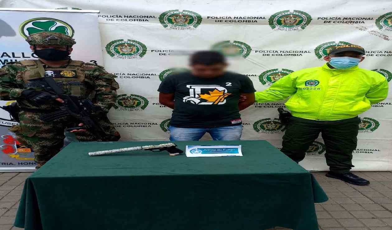 Hombre entregó armas a disidencias
