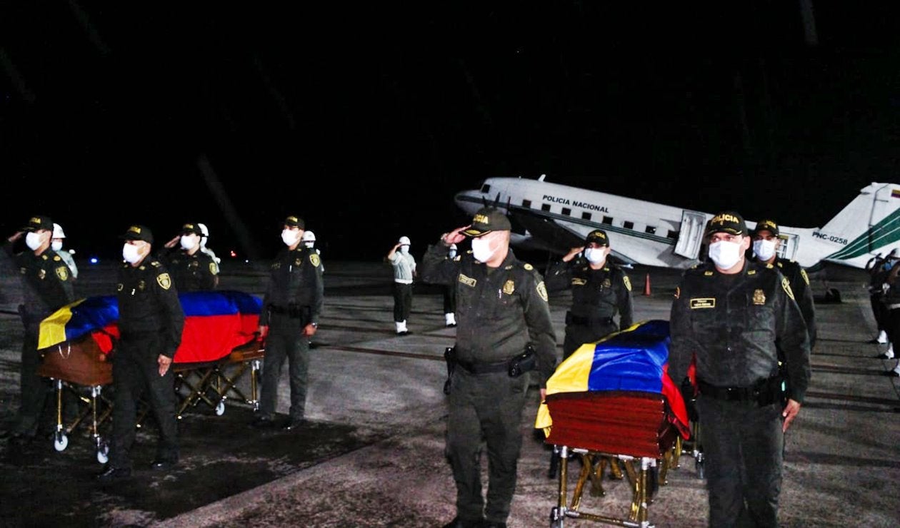 Recibieron con calle de honor los cuerpos de los policías ibaguereños asesinados en el Cauca