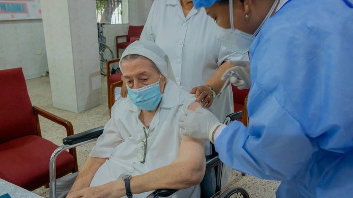 Se han aplicado 365 biológicos de refuerzos en los hogares de paso