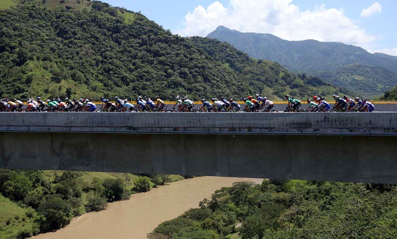 Pelotón en el Clásico RCN 2021