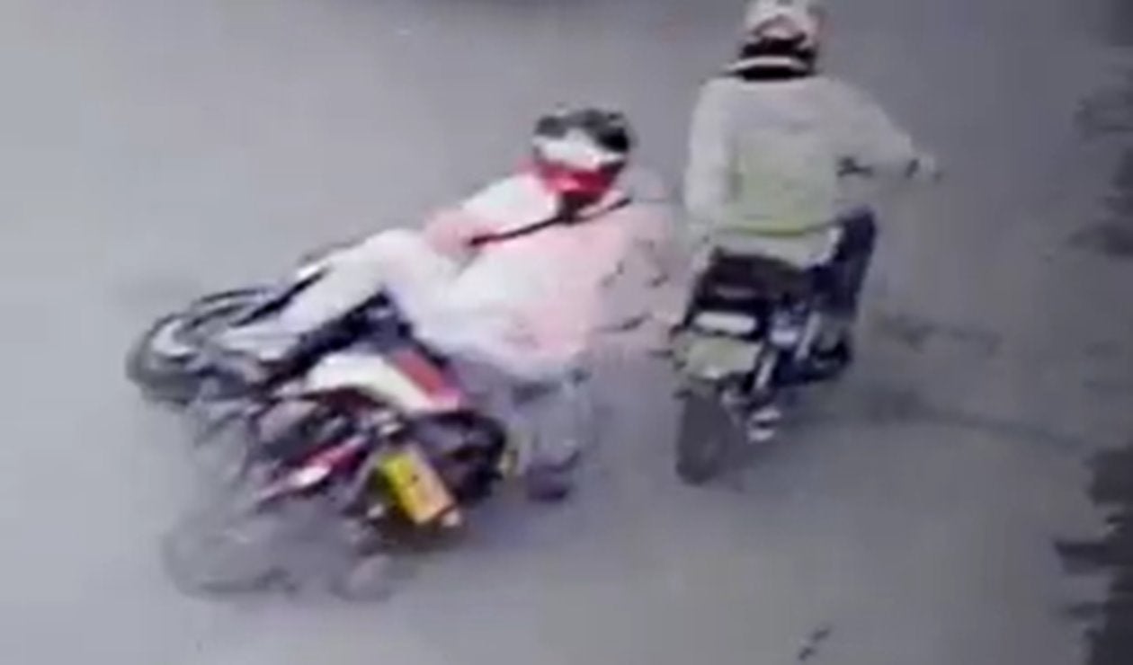 ¡Desalmado! Motociclista tumbó a una mujer para llevarse sus cosas cerca de la Vuelta del Chivo