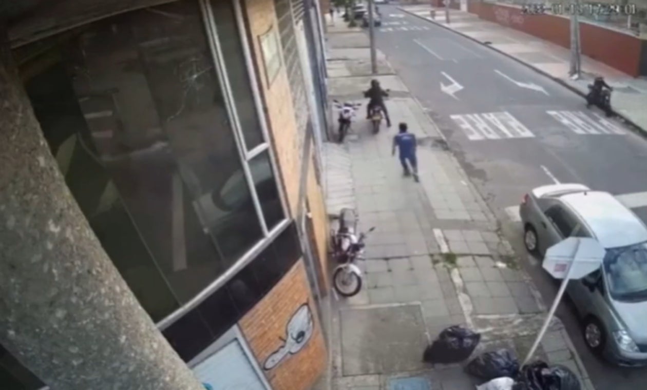 Hombre frustra robo de su motocicleta y se salva de balacera