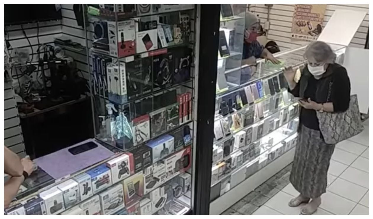 Mujer reparando el celular porque sus hijos no contestan