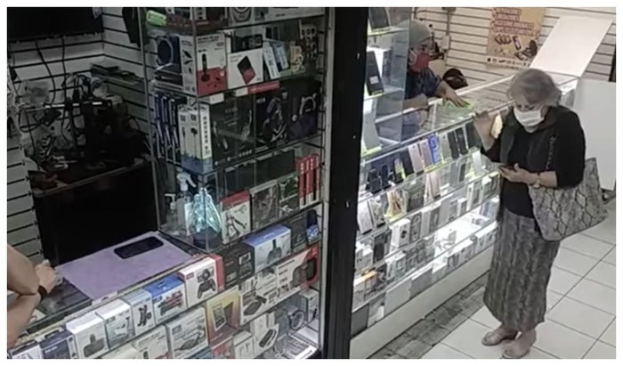 Mujer reparando el celular porque sus hijos no contestan