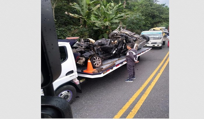 Vehículos colisionados entre Cajamarca y Calarcá