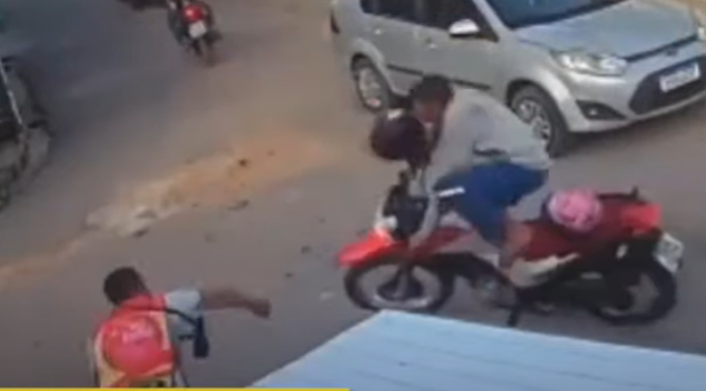 Hombre azotó a ladrón con un casco luego de que este se robara la moto de su amigo