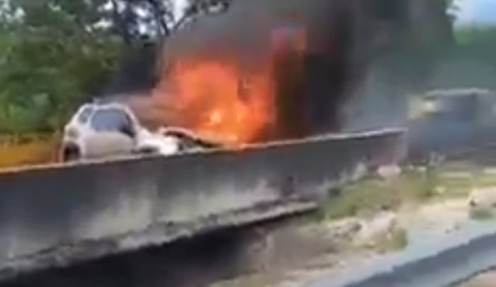 Vehículo incinerado