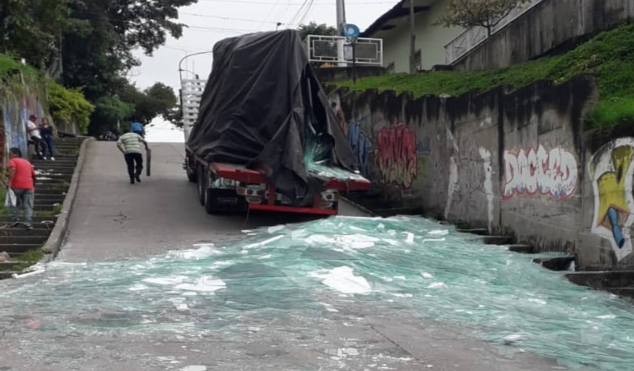 Desastre de vidrios en la cuesta el Arado