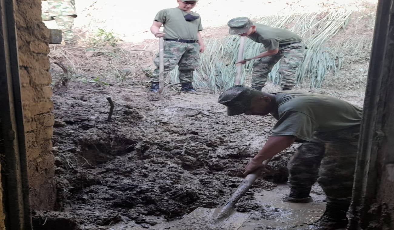 Ayudas del Éjercito Nacional a damnificados por fuertes lluvias