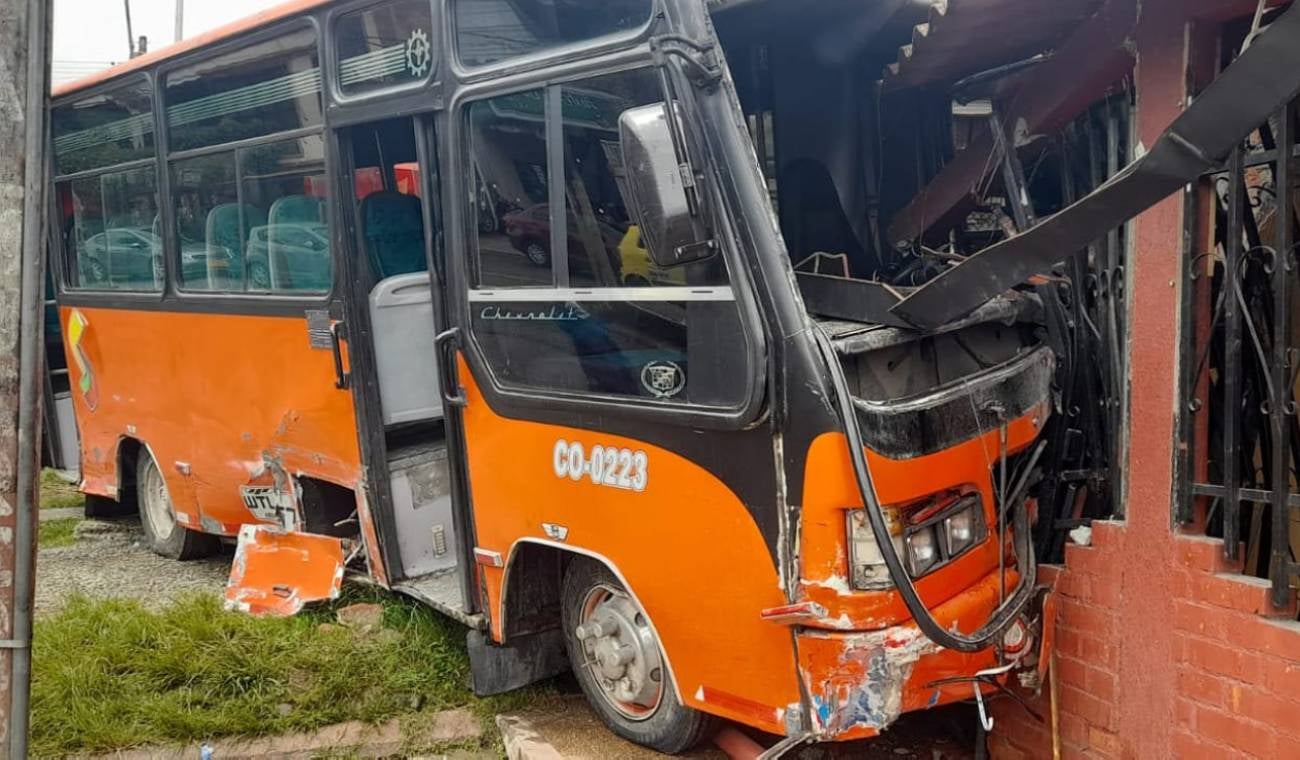 Buseta se queda sin frenos en Ibagué