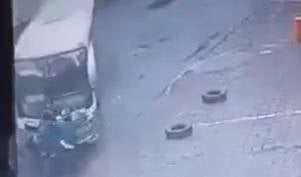 Buseta, sin contemplación alguna, arrolló a dos hampones que robaban en moto