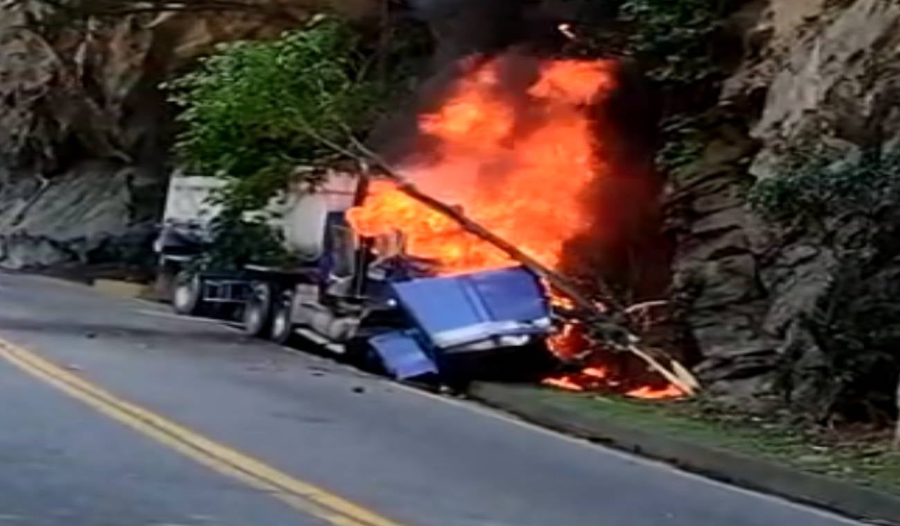 tracto camión incinerado