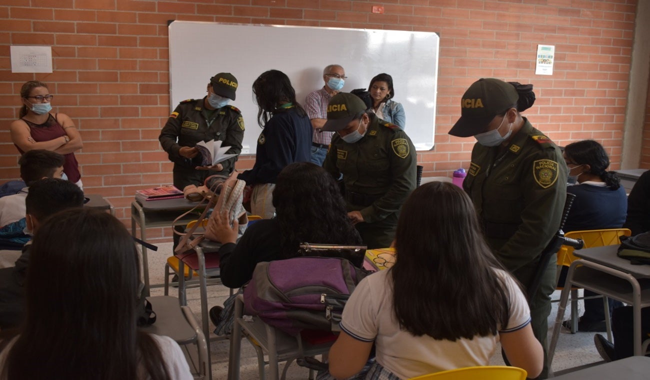 Inspección de la policía a estudiantes en colegios de Ibagué