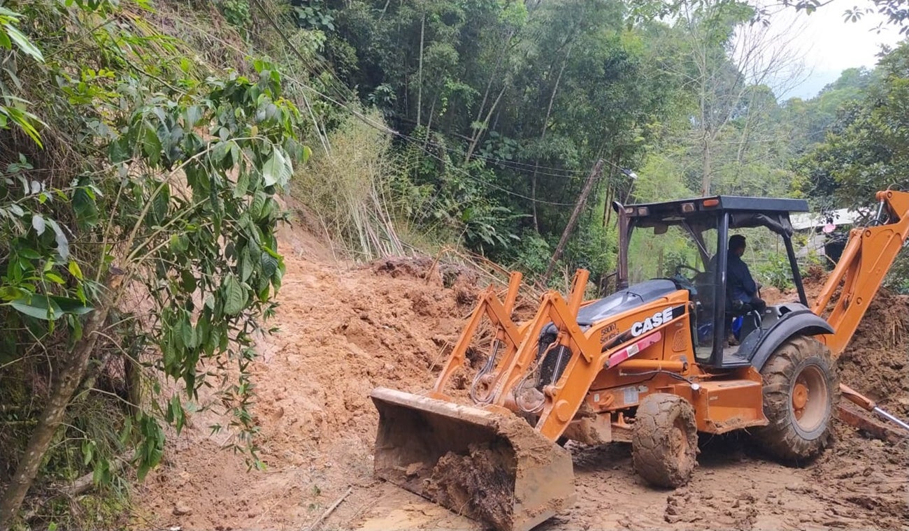 Maquinaria amarilla en zona rural de Ibagué