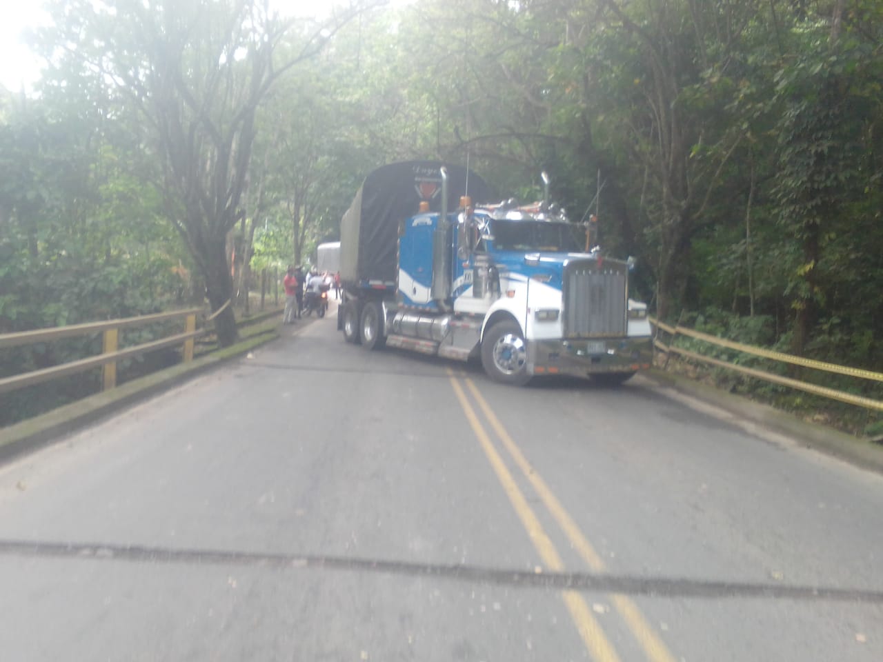 Carros atravesados en la vía Ocaña- Cúcuta