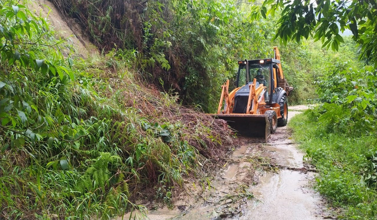 Maquinaria amarilla en zona rural de Ibagué