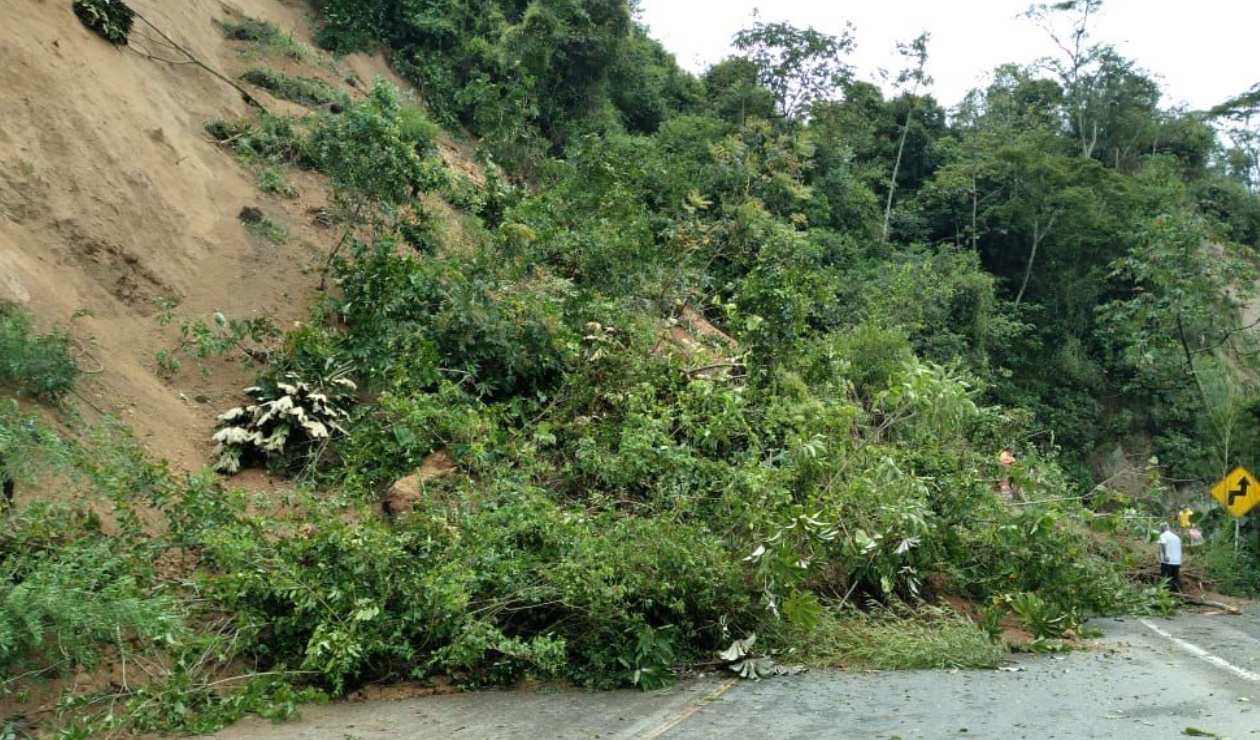 Cierre en vía al Alto de La Línea