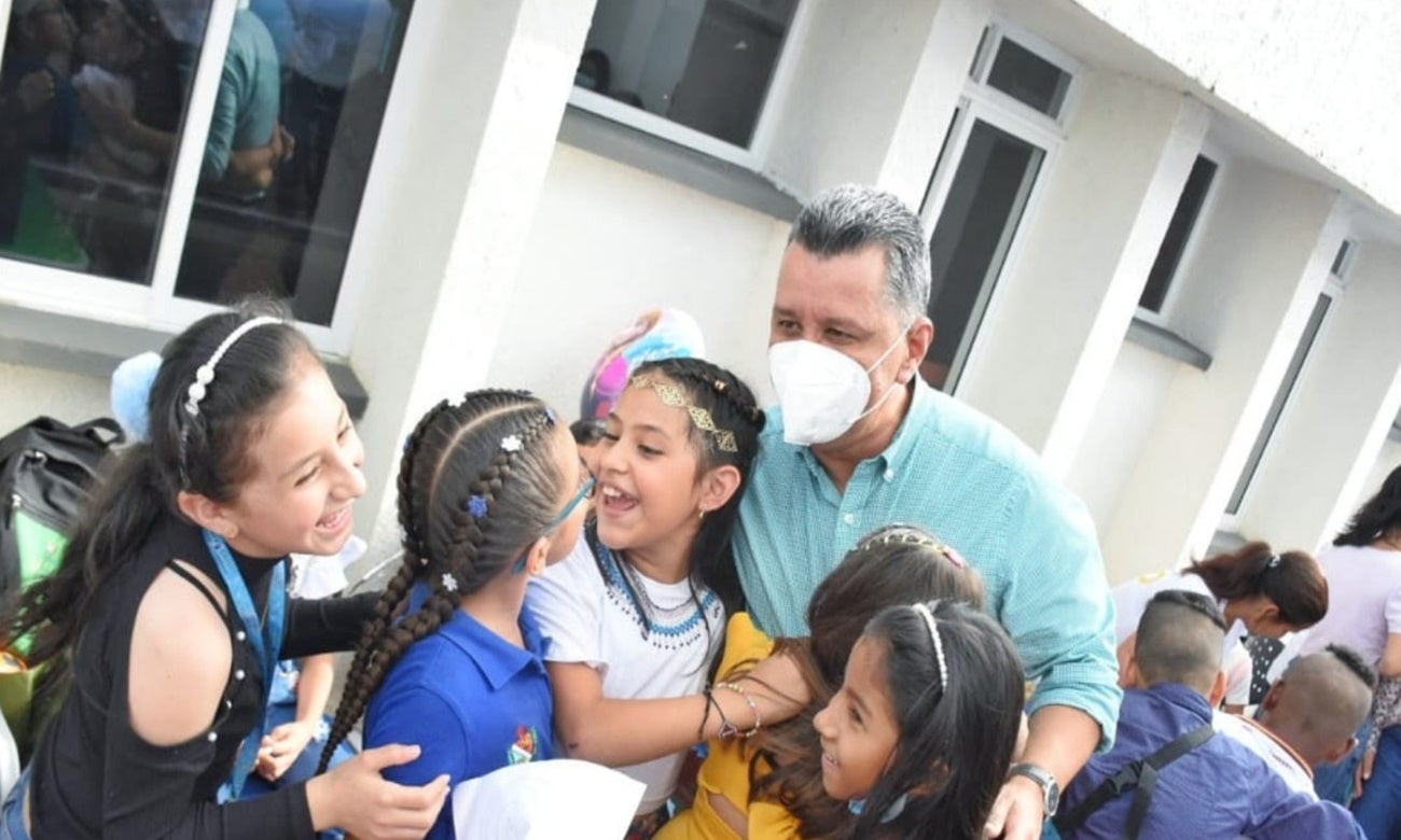 Gobernador del Tolima y niños