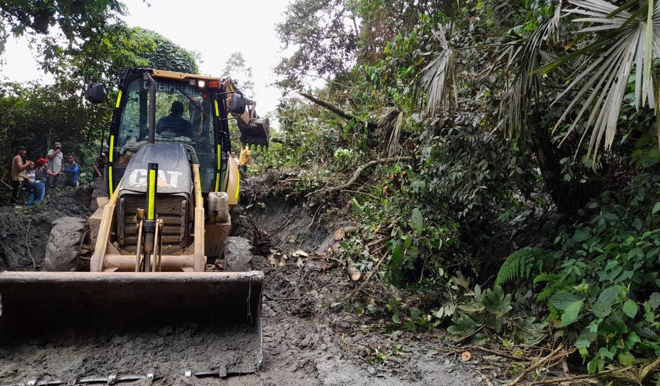 Maquinaria amarilla en puntos críticos del departamento