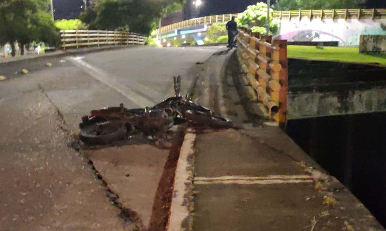 Falleció motociclista tras chocar violentamente contra la baranda del puente del Sena