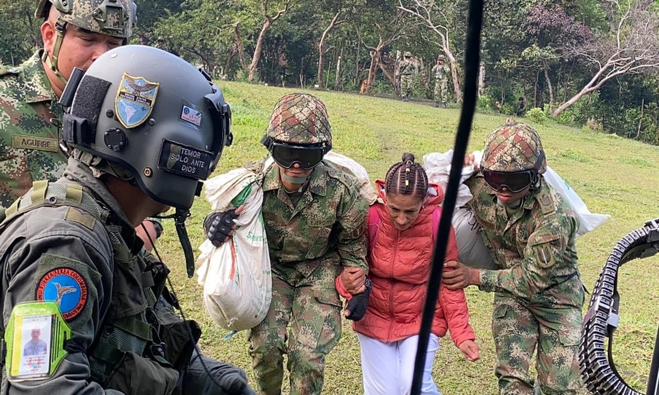 Por vía aérea llega material electoral al lugar más alejado del Tolima