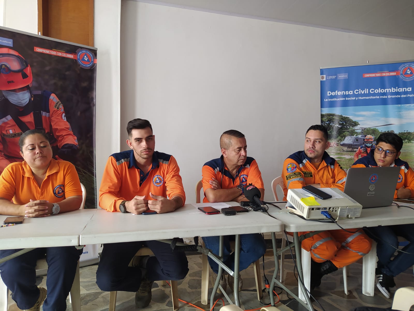 En medio de un desfile vehículo de la Defensa Civil fue atacado en Neiva