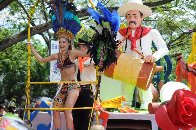 Desfile Folclórico Popular prendió en Neiva el Festival del Bambuco