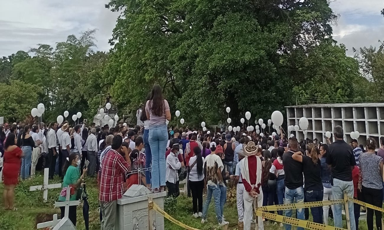 Despidieron a familia masacrada en Chaparral