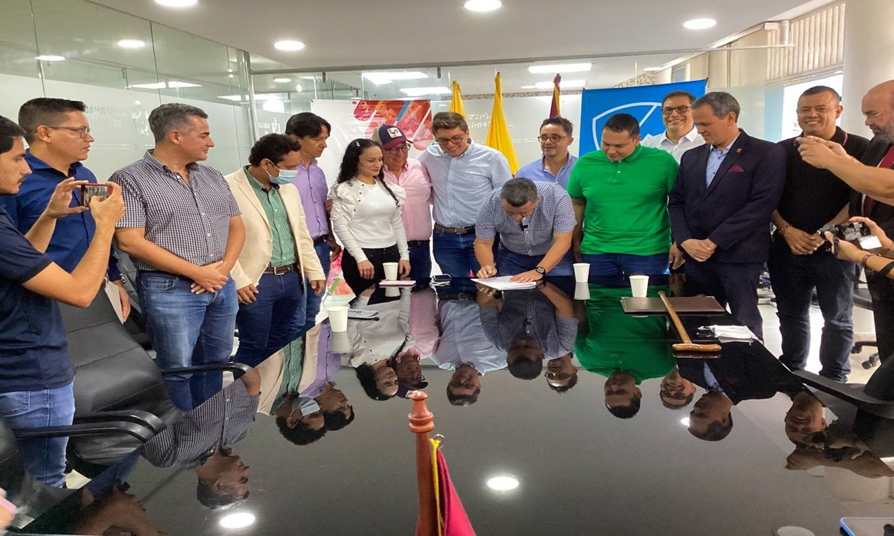 Gobernador firma convenio animalitos