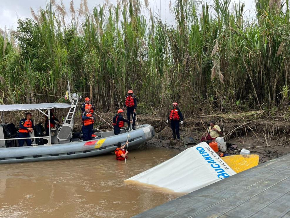 Los pasajeros rescatados y la embarcación siniestrada fueron transportados de inmediato hacia puerto seguro en el municipio de Leticia