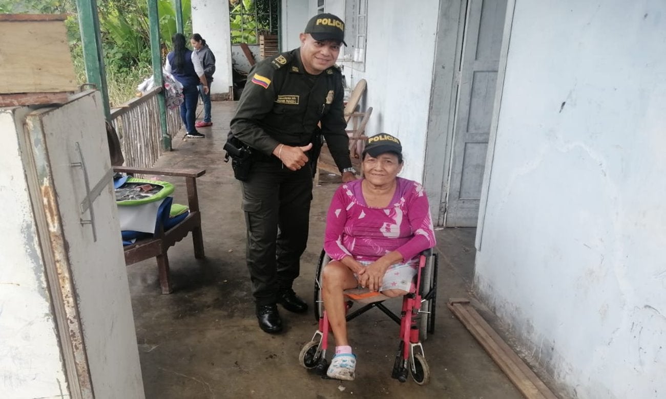 ¡Buena por esa! Policías en Icononzo donaron silla de ruedas a Grimorela Toledo