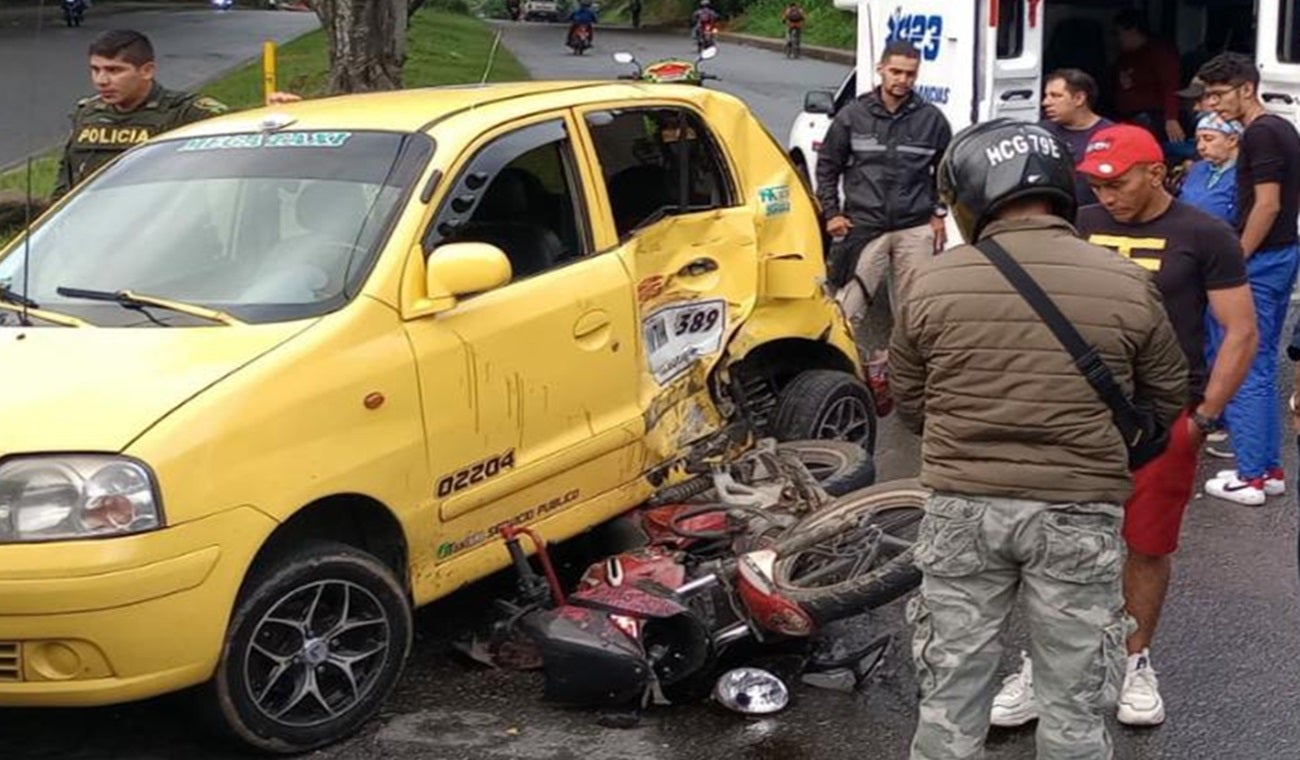 Violento choque contra taxista dejó gravemente herido a motociclista sobre la Pedro Tafur
