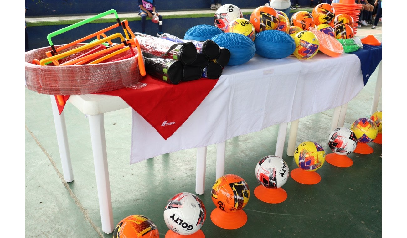 Entregan balones de fútbol Golty a escuelas deportivas