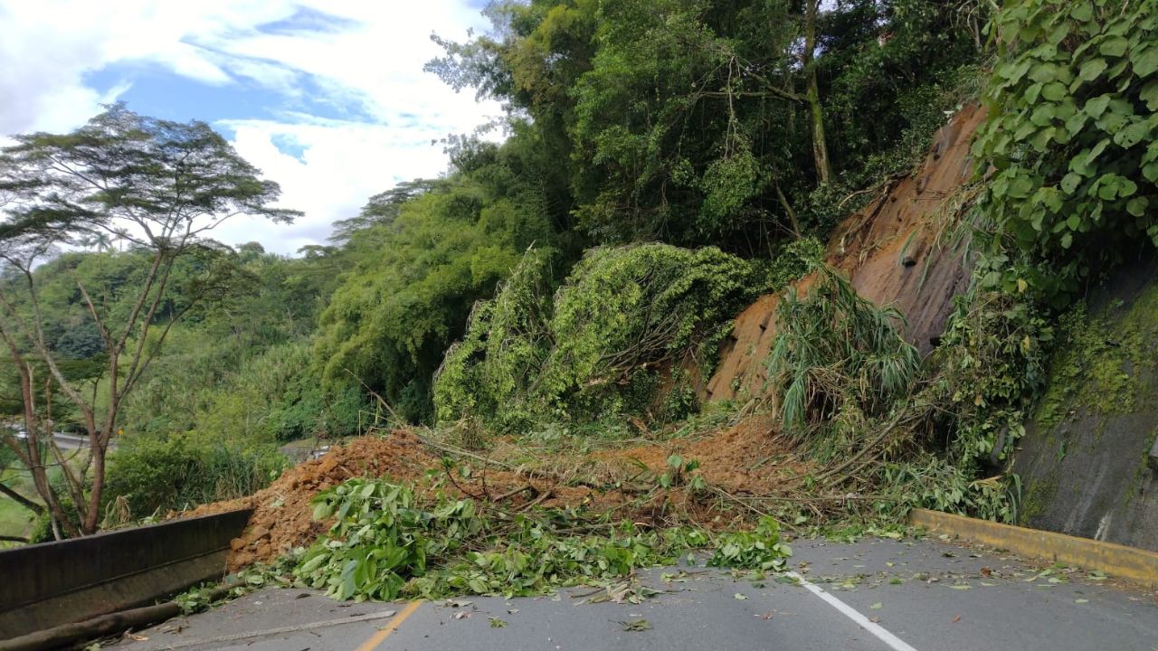 Deslizamiento de tierra Vía el Pollo