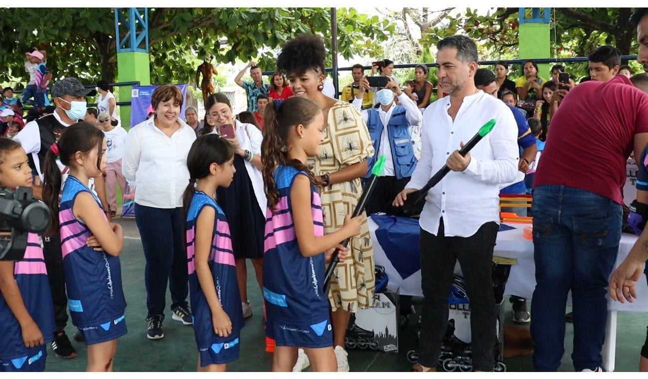 Entrega de uniformes a escuelas deportivas en Payandé.