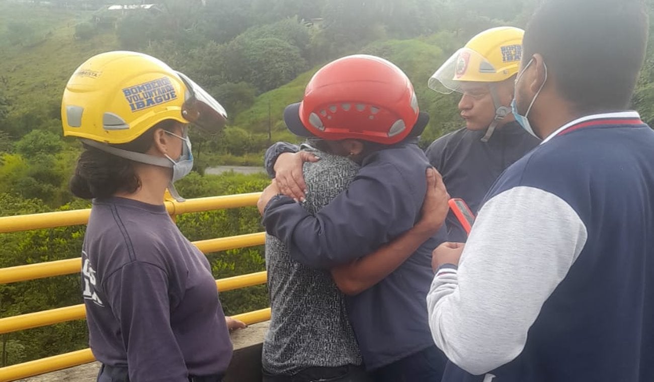 ¡La bombero Jovanna García se puso la 10! Le salvó la vida a un joven que intentaba lanzarse del puente de La Variante