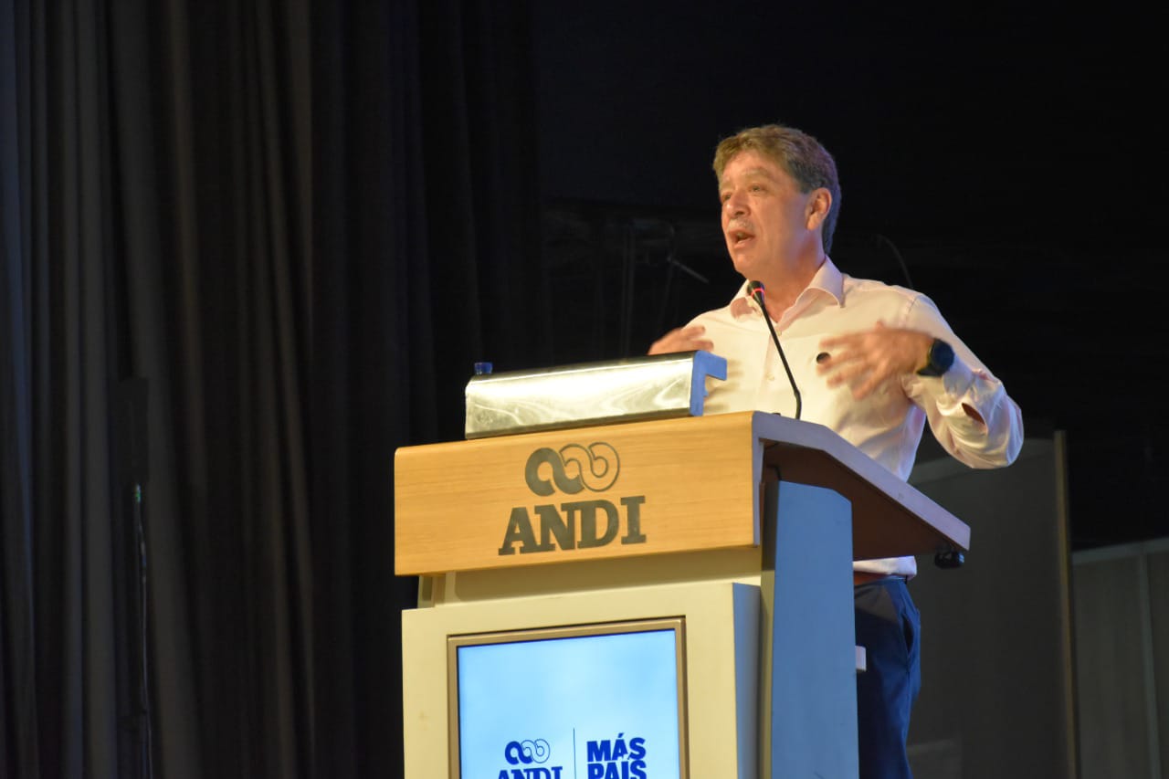 Presidente de la Andi, Bruce Mac Máster