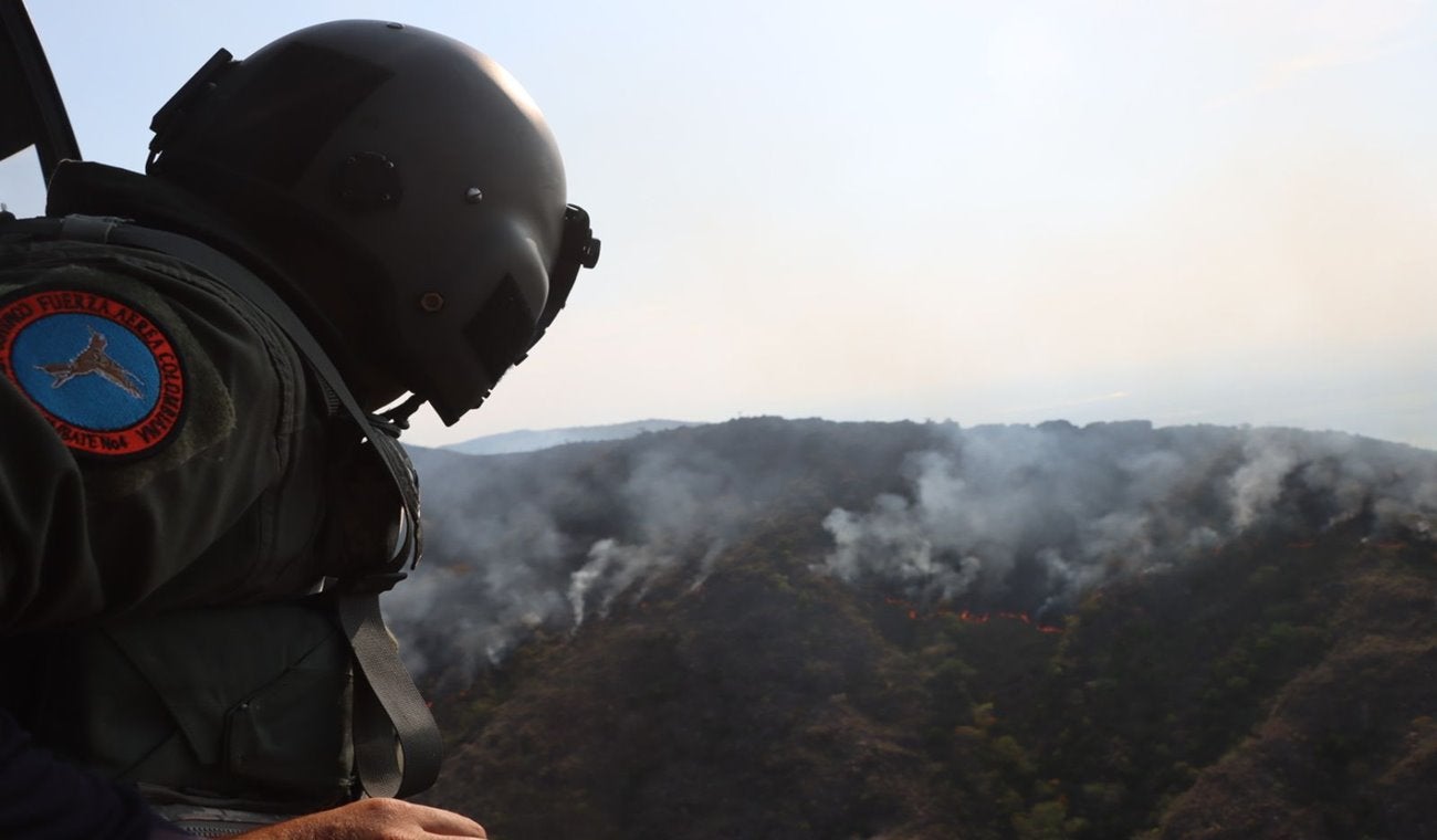 Fuerza Aérea Colombiana apoyó emergencia por incendio forestal en el municipio de Prado, Tolima