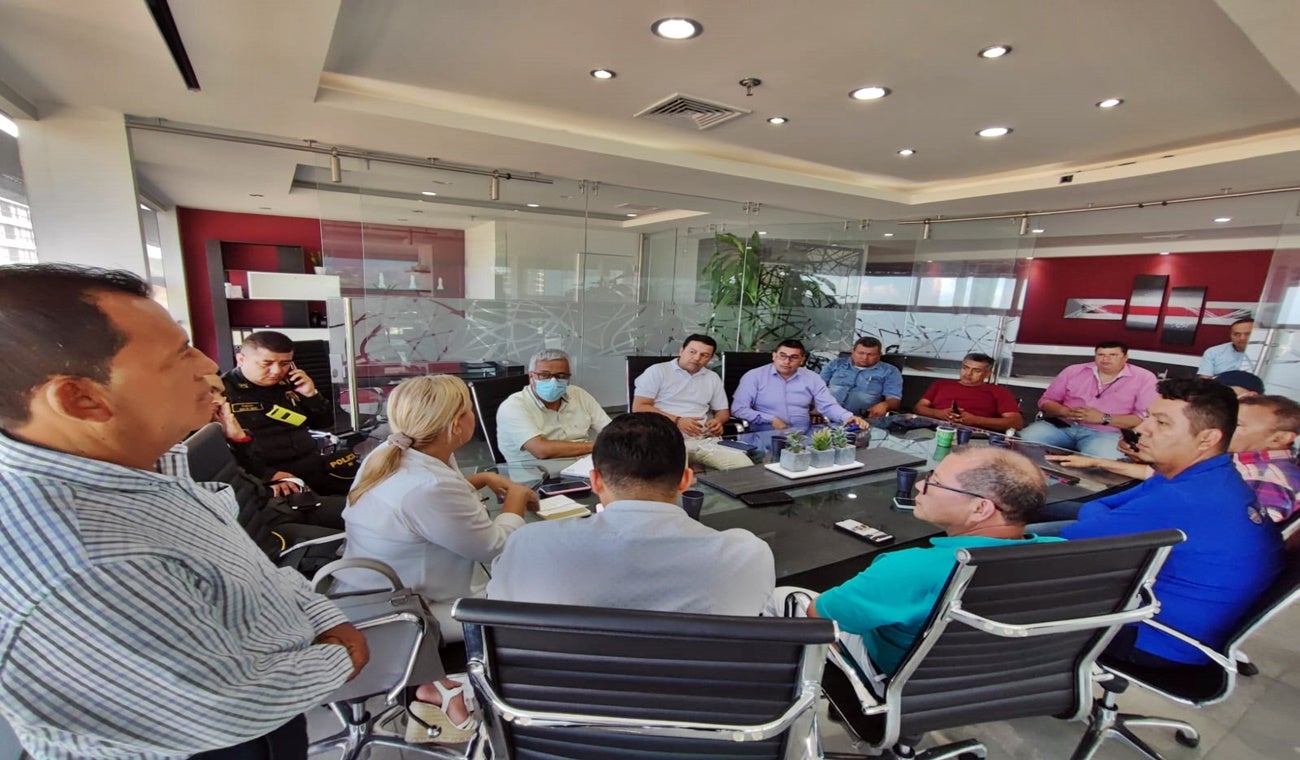 Líderes taxistas y Secretaría de Movilidad