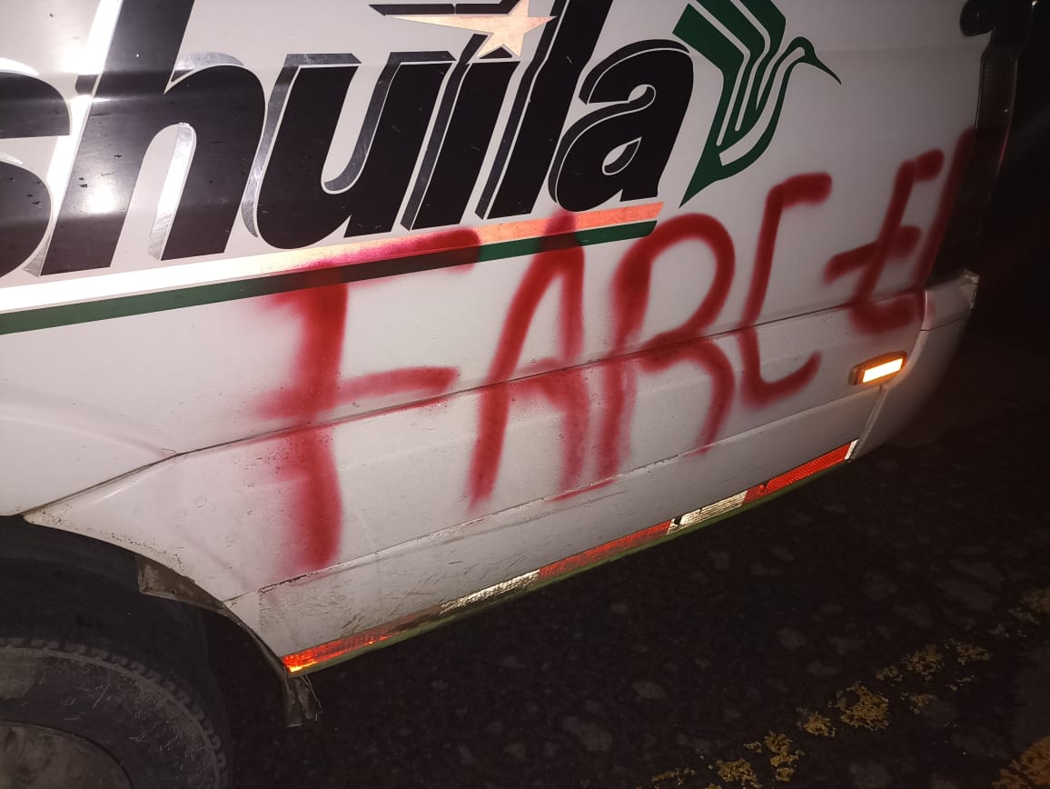 Vehículos de transporte público en la vía Isnos- Popayán