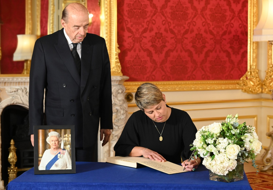 Primera dama Verónica Alcocer y Canciller Álvaro Leyva