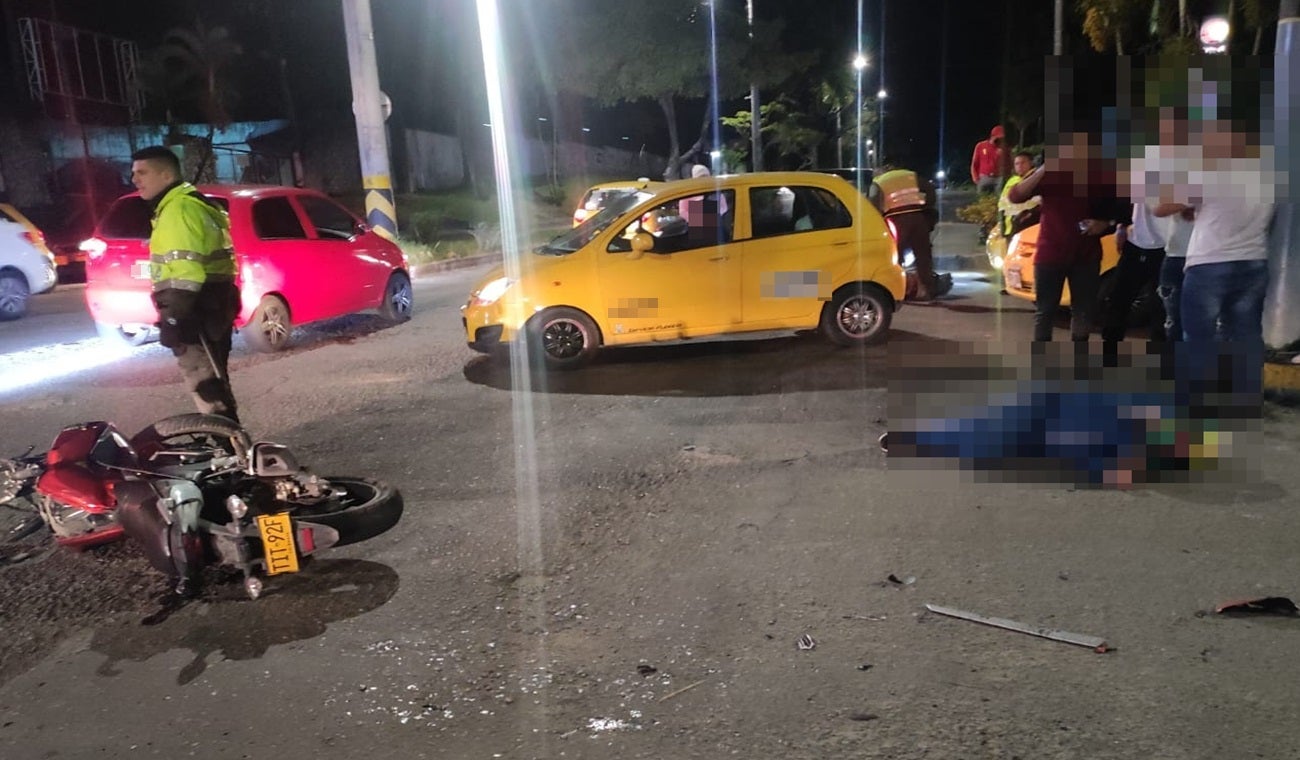 ¡Excelente! Taxistas y Uber se unieron para detener vehículo que dejó mal herido a un motociclista