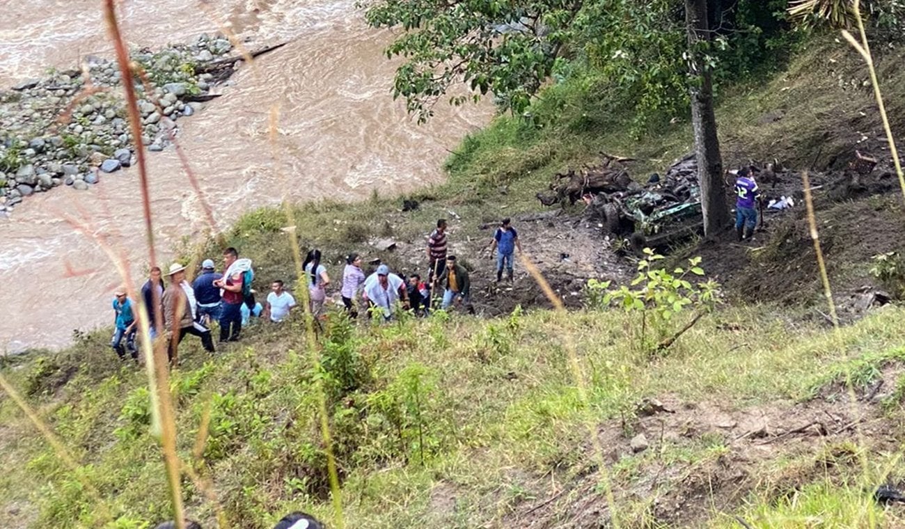 Una persona fallecida tras alud de tierra que cayó sobre un campero en zona rural de Chaparral