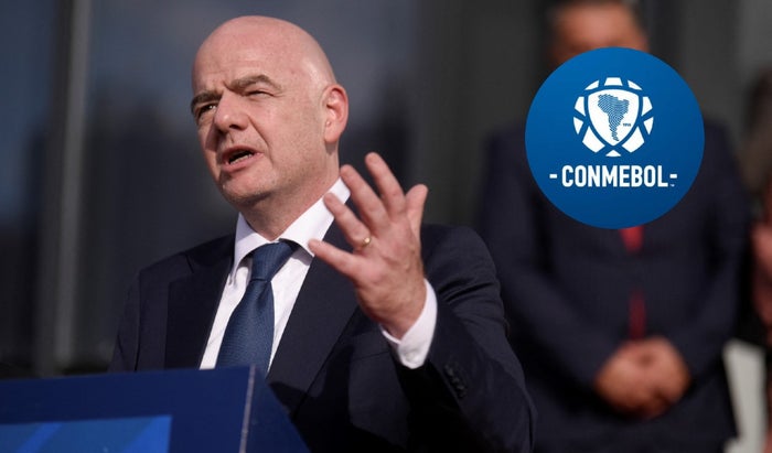 Gianni Infantino, presidente de la FIFA y logo Conmebol