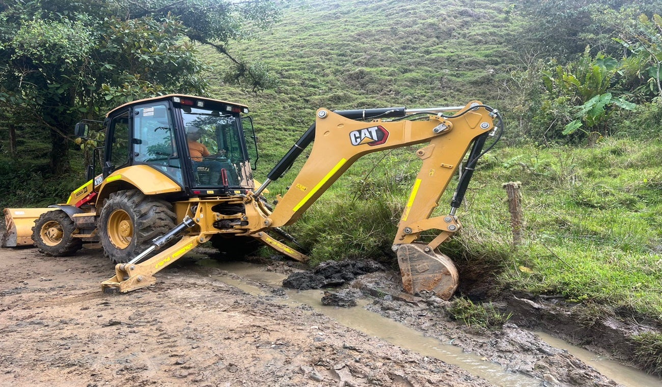 Maquinaria amarilla vias Tolima