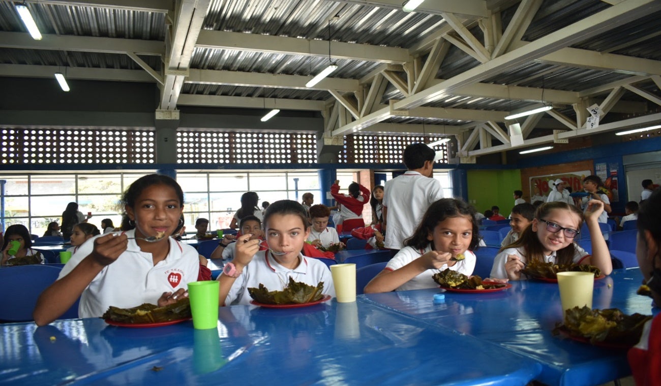 Estudiantes dentro del programa de Alimentación Escolar PAE