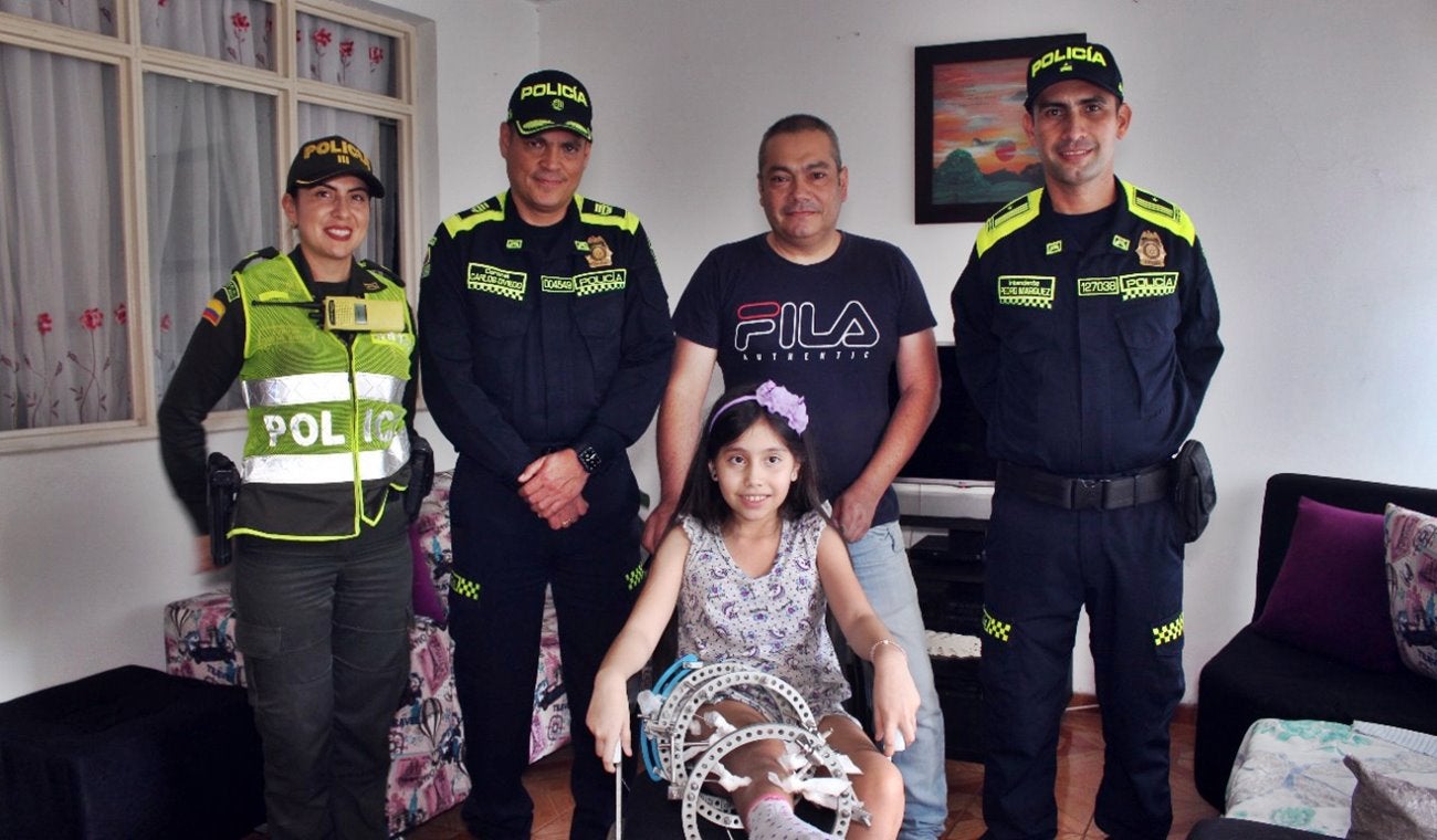 ¡Buena esa Policía! La Metropolitana de Ibagué entregó silla de ruedas a Mariana