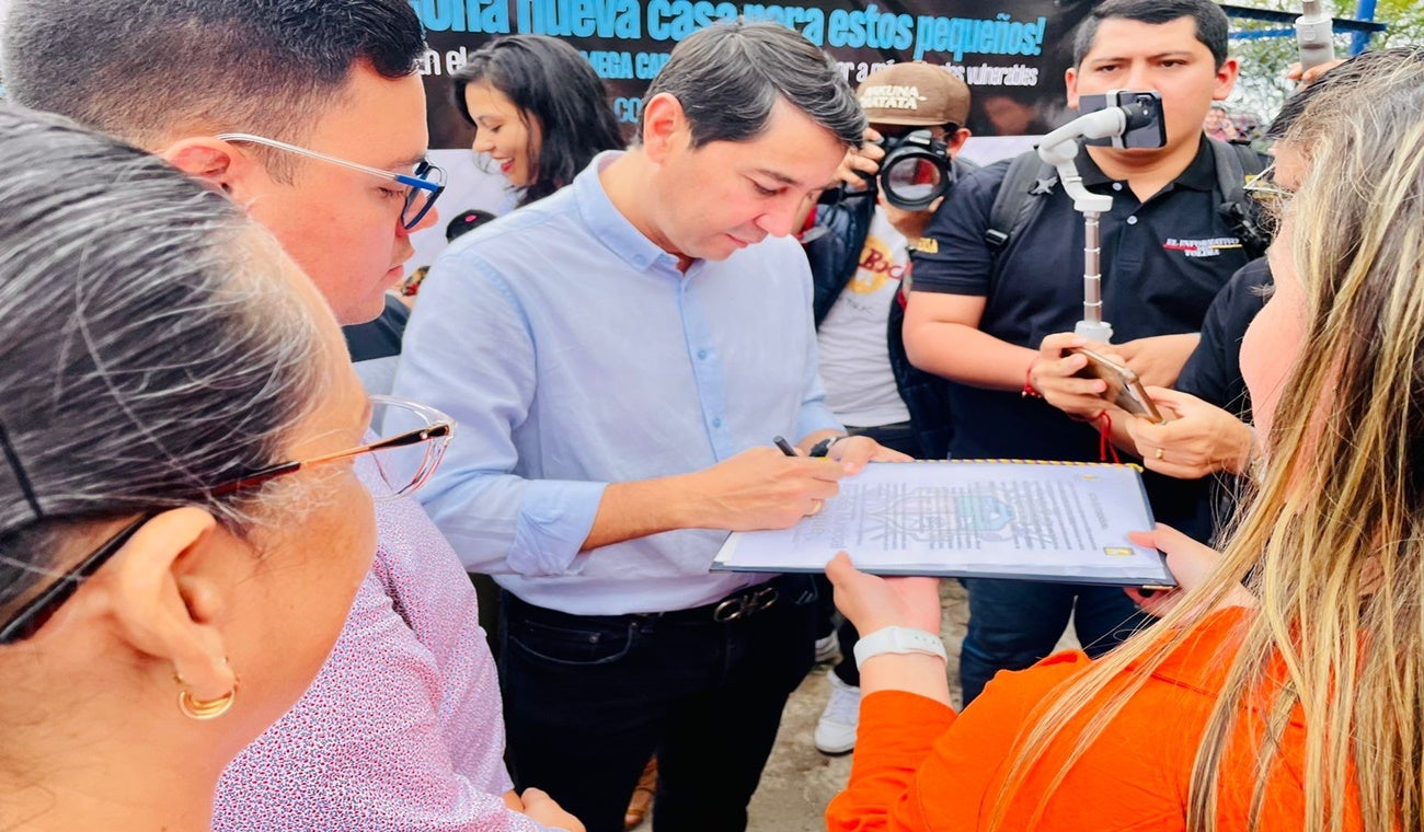 Firma de la posesión del secretario de Desarrollo Social Comunitario