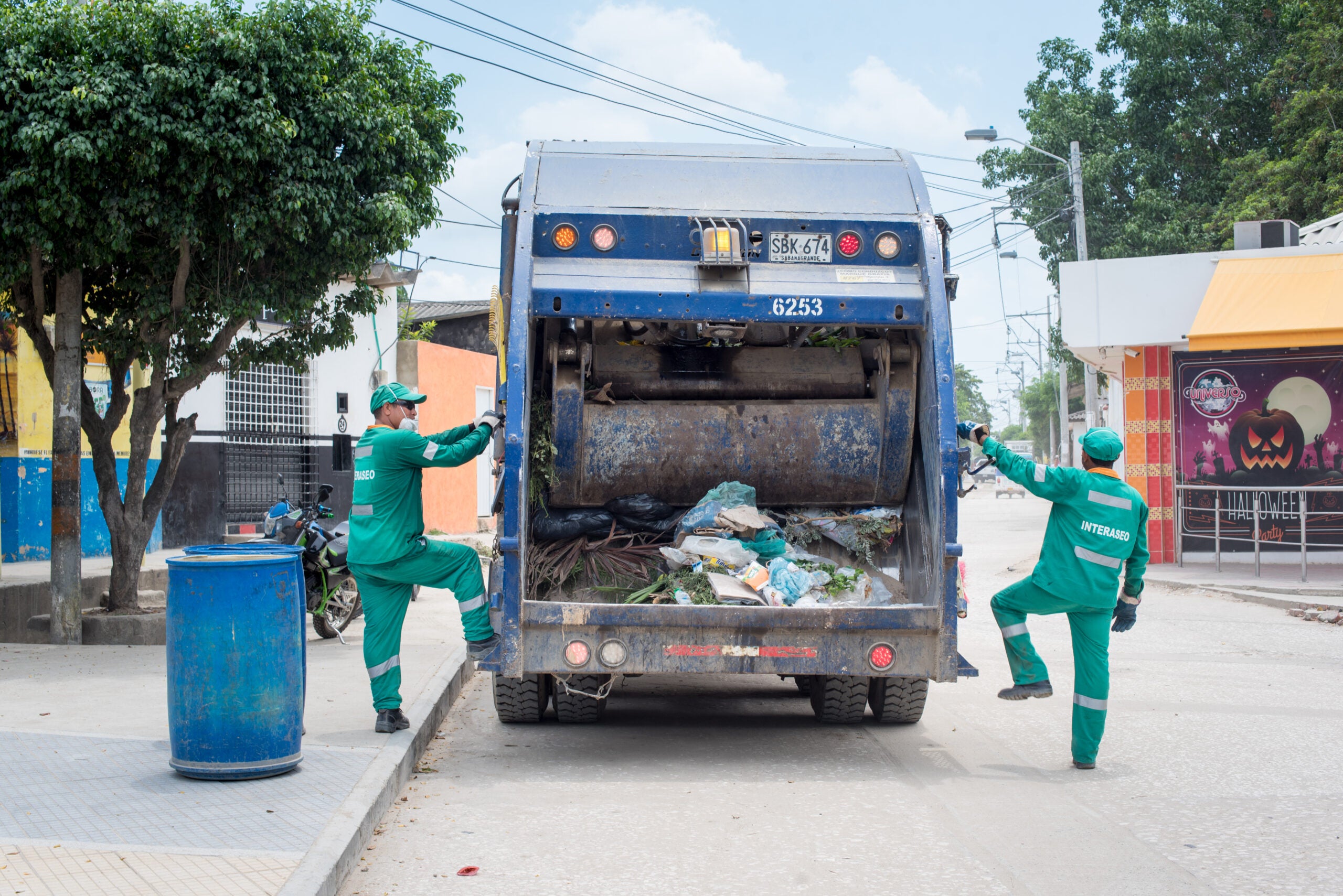Personal de Interaseo en recolección de basuras